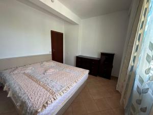 ein kleines Schlafzimmer mit einem Bett und einer Kommode in der Unterkunft Casa in Albania a Tirana vicino il centro in Tirana