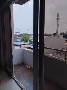 una puerta abierta a un balcón con vistas en NIRVANA APARTAESTUDIOS en Arauca