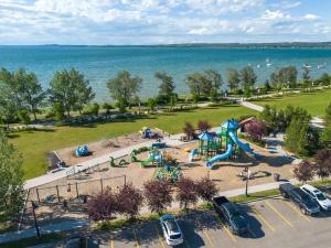 uma vista aérea de um parque com um parque infantil em The Mahalo I Beach Access I 58 Roku TV I Sleeps 5 em Sylvan Lake