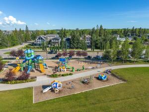 uma vista aérea de um parque com um parque infantil em The Mahalo I Beach Access I 58 Roku TV I Sleeps 5 em Sylvan Lake