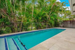 una piscina en un patio con palmeras en Modern and Cheerful Home with Pool, en Dania Beach