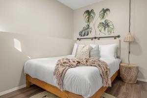 Un dormitorio con una cama con una manta. en The Palms I Close to DT Sylvan I Bbq I Fire Pit I, en Sylvan Lake
