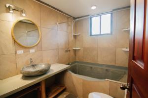 een badkamer met een wastafel en een bad bij Cocoon CoLive Nosara in Nosara