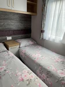 1 Schlafzimmer mit 2 Betten und einem Fenster in der Unterkunft Swift Bordeaux Sea View 15 in Dunoon