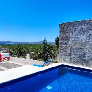 una piscina con vistas al océano en Villas las Palmeras Casa Canaria 12 personas, en La Manzanilla