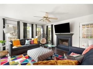 uma sala de estar com um sofá e uma lareira em Round Rocker l Backyard & BBQ l Sleeps 14 l em Round Rock
