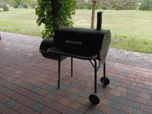a grill sitting on top of a brick patio at AGROTURYSTYKA WIOSNA in Wiosna