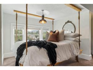 1 dormitorio con cama con dosel y almohadas en The Prohibition I Heritage Home I Sleeps 10 I TV, en Cranbrook