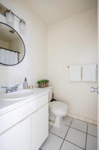 een witte badkamer met een toilet en een wastafel bij Rancho Del Sol l Sleeps 5 l Close to Downtown I TV in Austin