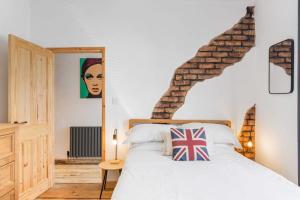 een slaapkamer met een wit bed met een vlag erop bij Stylish House w Free Parking Nr Exeter Centre in Exeter