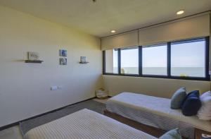 Postel nebo postele na pokoji v ubytování Beautiful Ocean View Penthouse With Private Pool -C301