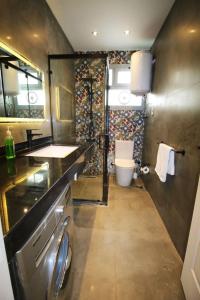 een badkamer met een wastafel en een toilet. bij Blueberry apartment in katameya in Caïro