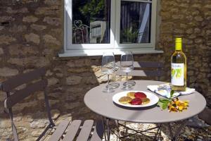 - une table avec une bouteille de vin et des verres à vin dans l'établissement Idyllic Cottage in Dorset Garden & Parking, à Gillingham 18 autres photos