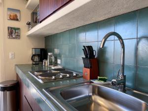 Kuchyň nebo kuchyňský kout v ubytování Beautiful Ocean View Penthouse With Private Pool -C301