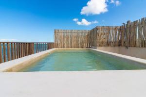 Bazén v ubytování Beautiful Ocean View Penthouse With Private Pool -C301 nebo v jeho okolí