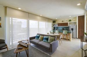 sala de estar con sofá y cocina en Beautiful Ocean View Penthouse With Private Pool -C301 en Holbox Island
