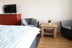 Un pat sau paturi într-o cameră la Apartmán U Onky