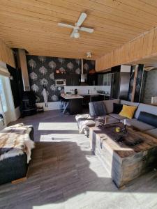 ein Wohnzimmer mit einem Sofa und einer Decke in der Unterkunft Tänndalen - Äventyr & natur i fjällen in Tänndalen