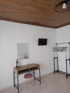 a room with a table and a chair and a ceiling at Matenia’s house in Mángana