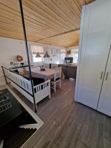 a living room with a swing bed and a dining room at Tänndalen - Äventyr & natur i fjällen in Tänndalen