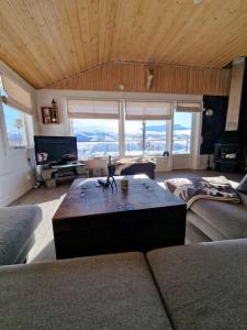 ein Wohnzimmer mit einem Sofa und einem Couchtisch in der Unterkunft Tänndalen - Äventyr & natur i fjällen in Tänndalen