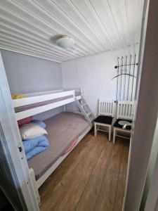 a small room with two bunk beds in it at Tänndalen - Äventyr & natur i fjällen in Tänndalen