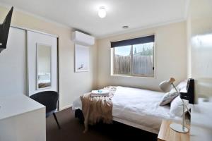 a bedroom with a bed and a window at Reconnect on Daly I Epworth and Deakin in Geelong