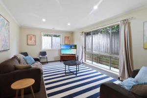 un soggiorno con divano e TV di Reconnect on Daly I Epworth and Deakin a Geelong