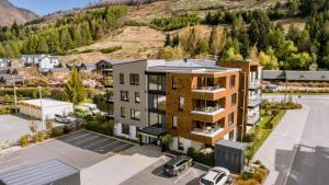 une vue aérienne sur un bâtiment avec un parking dans l'établissement Te Awa at La Residence du Parc, à Queenstown