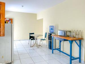 una cucina con un tavolo e sedie in una stanza di Casa com piscina a 350m da Praia do Croa Alagoas a Barra de Santo Antônio