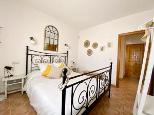 1 dormitorio con 1 cama en blanco y negro en Montacala Holidays House, en Cumbre del Sol