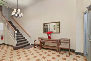 Zona de estar de Elegant and Ideal Studio Apt in Evanston - Elmgate Manor 303