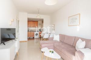 uma sala de estar com um sofá e uma mesa em Koti Rentals - Nenúfar em Fuengirola
