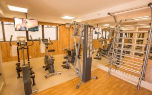 un gimnasio con varias cintas de correr y máquinas en Cullinan Hplus Premium Flat Vip en Brasilia