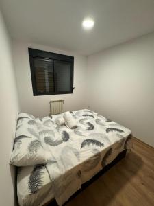 1 dormitorio con 1 cama grande en una habitación en Marssuites Zapata, en Madrid