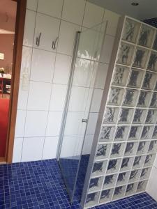 eine Dusche mit Glastür und ein paar Fotos in der Unterkunft hus,2 sovrum, 2 våning, 2 badrum in Simrishamn