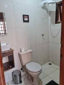 uma casa de banho com um WC e um chuveiro em Rancho da Malu em Taubaté