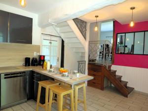 a kitchen with a counter top and a staircase at Le Gîte du Coin - Maison de vacances avec jardin in Le Bocasse