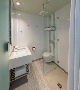 La salle de bains est pourvue d'un lavabo et de toilettes. dans l'établissement Riviera Beach House, à Santa Barbara