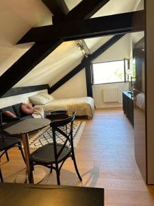 um quarto no sótão com uma cama e uma mesa em Studio charmant et confortable à Thonon em Thonon-les-Bains