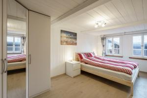 um quarto com 2 camas e 2 janelas em Grosses Apartment am schönen Brienzersee em Brienz