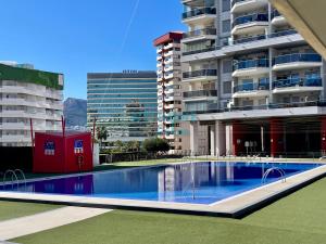 einem großen Pool vor einem Gebäude in der Unterkunft ACUARELA estudio, 1ª línea, vista al mar, piscina in Calpe