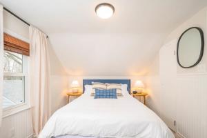 Un dormitorio blanco con una cama grande y una ventana en Cottage on Kernan- Sleeps 5, en Appleton