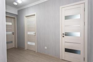 een lege kamer met een witte deur en planken bij Apartment For You in Chişinău