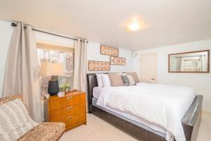 een slaapkamer met een bed, een stoel en een raam bij Private Riverside Retreat in Appleton