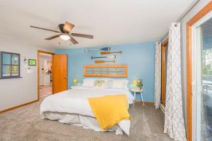 1 dormitorio con 1 cama y ventilador de techo en 4 Seasons Lakehouse Luxury, en Waupaca
