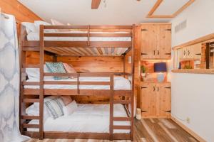 Двуетажно легло или двуетажни легла в стая в Getaway Lane Luxury Retreat