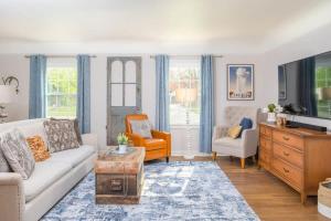 uma sala de estar com um sofá branco e uma televisão em Aʟɪᴄɪᴀ Sᴛʀᴇᴇᴛ Aғғʟᴜᴇɴᴄᴇ - Luxury Home em Appleton
