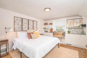 um quarto com uma cama branca e armários brancos em Aʟɪᴄɪᴀ Sᴛʀᴇᴇᴛ Aғғʟᴜᴇɴᴄᴇ - Luxury Home em Appleton