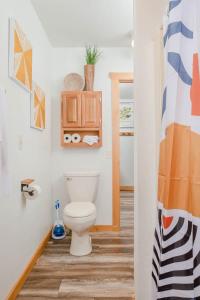 een badkamer met een wit toilet in een kamer bij Getaway Lane Luxury Retreat in Crivitz